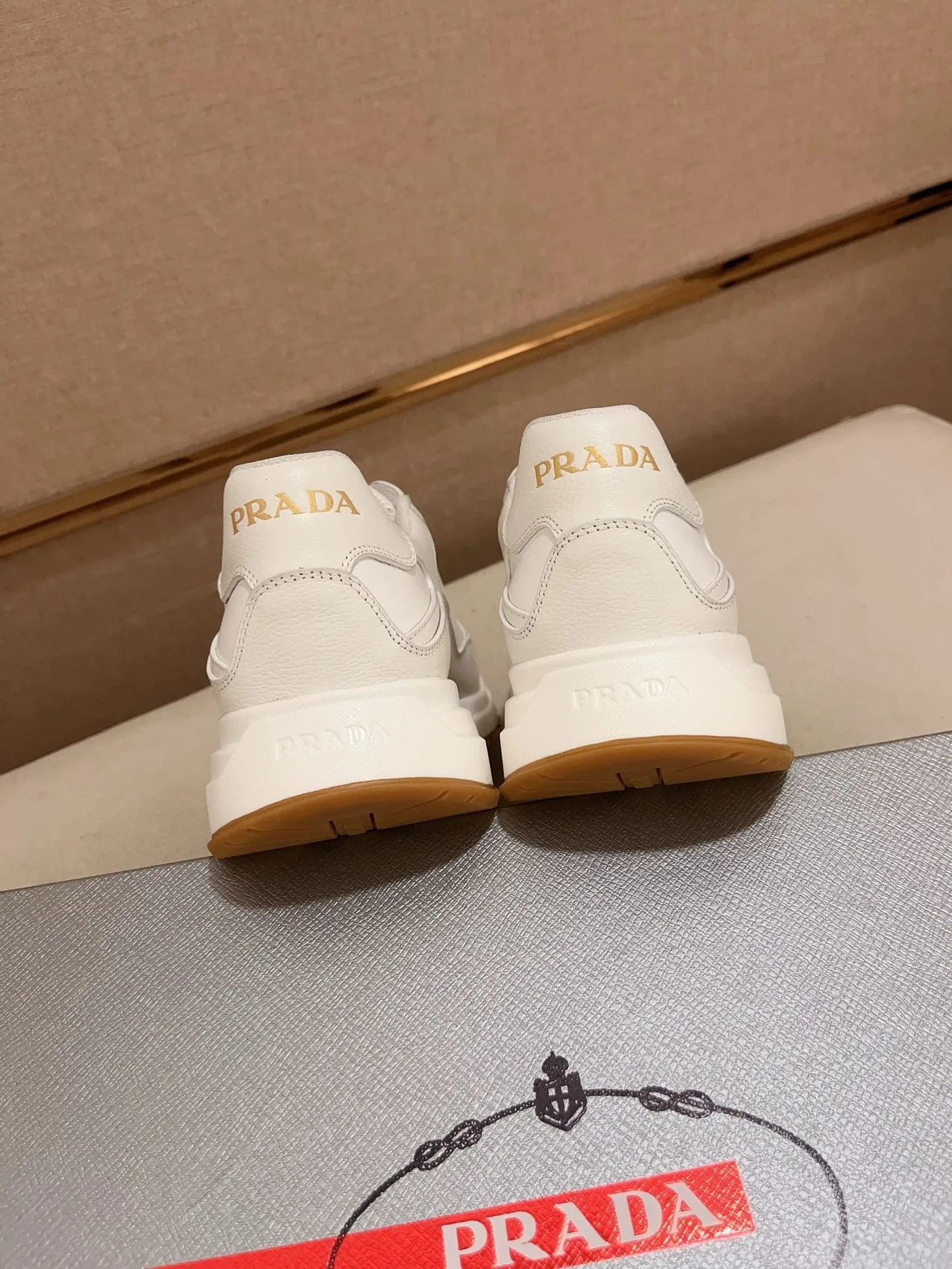 Men's shoes 💰 580💰 ✔️✔️✔️High-quality new PRADA counters are launched simultaneously. The new men's shoes and 😘 fabrics are made of selected first-layer cowhide with superb craftsmanship. Lining: Full cowhide lining. 👍🏿 High-end ☄️ air-cushion molded anti-slip rubber outsole, exquisite lines, simple and elegant, comfortable and high-end for leisure travel. Code number: 38 to 45 (can be customized to 46 to 47, non-refundable)